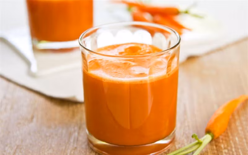 Cà rốt giàu vitamin A rất tốt cho làn da. Uống nước ép cà rốt thường xuyên là bí quyết dành cho những người có làn da xỉn màu muốn da tươi sáng.