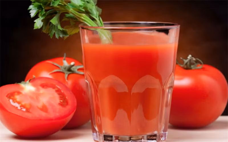 Uống nước ép cà chua đúng cách giúp đẩy lùi lão hóa hiệu quả từ bên trong.
