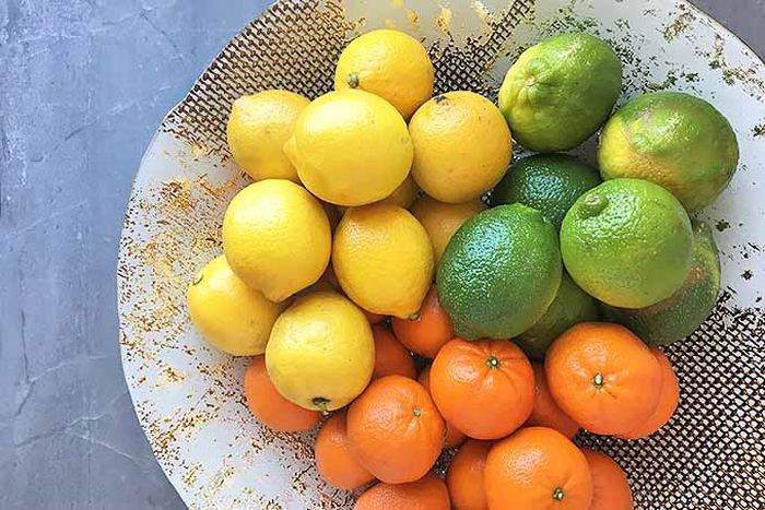 2. Chanh và quýt: Loại quả này mang trong mình lượng lớn vitamin C và chất điện giải giúp cải thiện hương thơm cơ thể. Chuyên gia Jim White giải thích rằng: "Khả năng chống oxy hóa cao có thể giải độc mùi nhờ chứa axit mạnh và khả năng khử trùng của chanh, quýt. Một số người còn uống nước ép của thực phẩm này để đào thải mùi hương. Ảnh: Cewekbanget. 2. Chanh và quýt: Loại quả này mang trong mình lượng lớn vitamin C và chất điện giải giúp cải thiện hương thơm cơ thể. Chuyên gia Jim White giải thích rằng: "Khả năng chống oxy hóa cao có thể giải độc mùi nhờ chứa axit mạnh và khả năng khử trùng của chanh, quýt. Một số người còn uống nước ép của thực phẩm này để đào thải mùi hương. Ảnh: Cewekbanget.