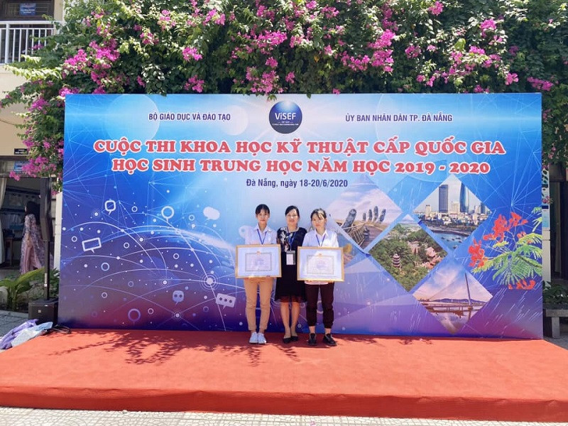 Dự án “Nghiên cứu tác dụng chống oxy hóa, kích thích hệ miễn dịch và ức chế tế bào ung thư của dịch chiết từ lá cây bìm bịp” của cô Trần Thị Thu Thảo (giữa) cùng 2 HS Võ Thị Phương Thảo và Quách Uyên Uyên đoạt giải 4 tại cuộc thi KHKT dành cho HS cấp quốc gia năm học 2019 - 2020. Ảnh: NTCC Dự án “Nghiên cứu tác dụng chống oxy hóa, kích thích hệ miễn dịch và ức chế tế bào ung thư của dịch chiết từ lá cây bìm bịp” của cô Trần Thị Thu Thảo (giữa) cùng 2 HS Võ Thị Phương Thảo và Quách Uyên Uyên đoạt giải 4 tại cuộc thi KHKT dành cho HS cấp quốc gia năm học 2019 - 2020. Ảnh: NTCC