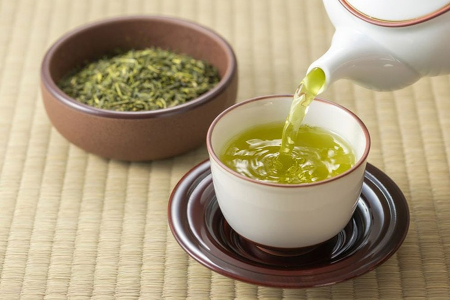 6. Trà xanh: Trước hết, thức uống này có chứa polyphenol. Đây là chất chống oxy hóa có khả năng kháng lại sự phát triển của vi khuẩn cũng như giảm các hợp chất lưu huỳnh để cải thiện hơi thở. Ngoài ra, axit tannic có trong trà xanh và trà đen giúp giữ cho bàn chân khô ráo, ngăn chặn gốc rễ của vấn đề hôi chân. Ảnh: Eceasybook. 6. Trà xanh: Trước hết, thức uống này có chứa polyphenol. Đây là chất chống oxy hóa có khả năng kháng lại sự phát triển của vi khuẩn cũng như giảm các hợp chất lưu huỳnh để cải thiện hơi thở. Ngoài ra, axit tannic có trong trà xanh và trà đen giúp giữ cho bàn chân khô ráo, ngăn chặn gốc rễ của vấn đề hôi chân. Ảnh: Eceasybook.