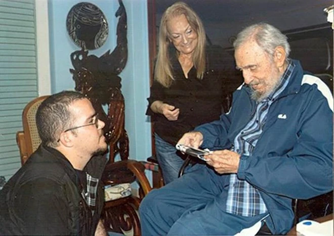 Hình ảnh đầu tiên của cựu Chủ tịch Cuba Fidel Castro sau gần 6 tháng vắng bóng