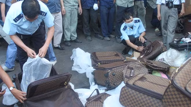 Cục Điều tra chống buôn lậu hải quan tiêu hủy hàng ngàn sản phẩm giả hàng hiệu. Ảnh: TPO