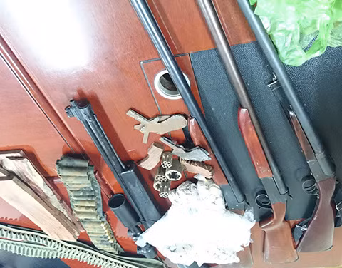 Lực lượng công an thu giữ tại hiện trường một số tang vật vụ án