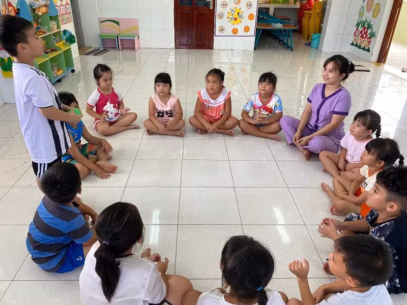 Cô giáo Ngân trong một giờ dạy học cho trẻ.