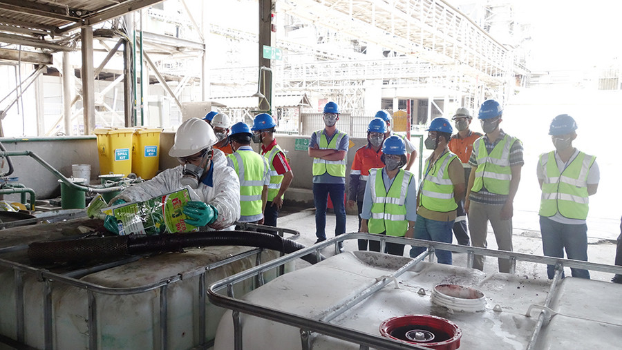 Thuốc BVTV được đổ vào bồn chứa để bơm lên hệ thống xử lý trước sự giám sát của Hội đồng tiêu huỷ. (Ảnh: Tiến Tầm)