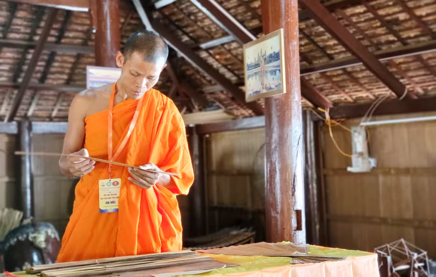 Đại biểu tham quan trưng bày kinh lá buông bên lề hội thảo. (Ảnh: C.M)