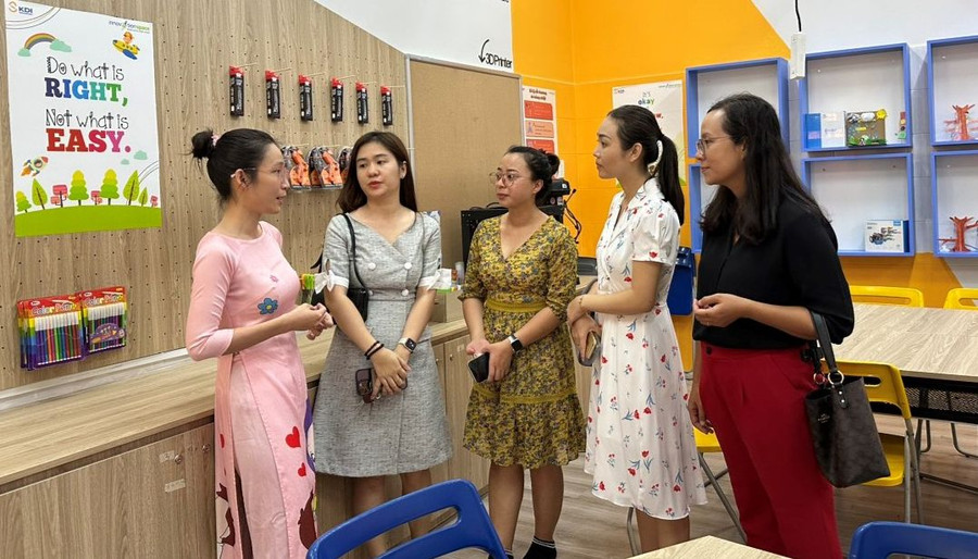 Phụ huynh tham quan cơ sở vật chất Trường Tiểu học Nguyễn Bỉnh Khiêm. Phụ huynh tham quan cơ sở vật chất Trường Tiểu học Nguyễn Bỉnh Khiêm.