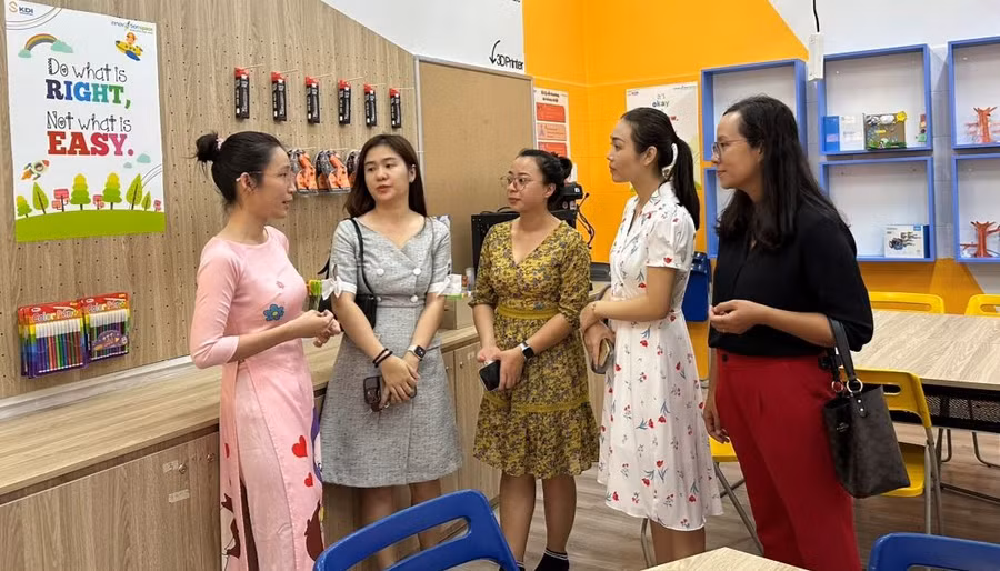 Phụ huynh tham quan cơ sở vật chất Trường Tiểu học Nguyễn Bỉnh Khiêm.