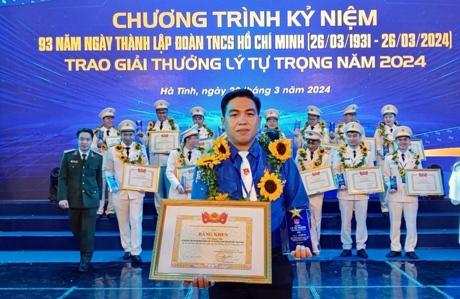 Thầy Võ Ngọc Bia nhận giải thưởng Lý Tự Trọng năm 2024.