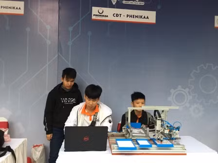 Đội thi CĐT - Phenikaa chuẩn bị sẵn sàng trước khi bước vào vòng chung kết cuộc thi “Công nghệ trí tuệ Canon Chie-Tech”.