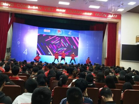Đông đảo sinh viên tham gia, cổ vũ cuộc thi “Công nghệ trí tuệ Canon Chie-Tech”. Đông đảo sinh viên tham gia, cổ vũ cuộc thi “Công nghệ trí tuệ Canon Chie-Tech”.