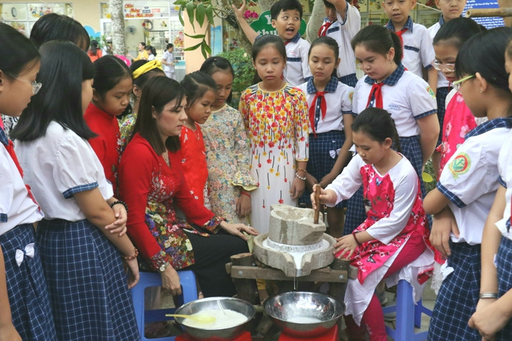Cùng nhau xay bột làm bánh.