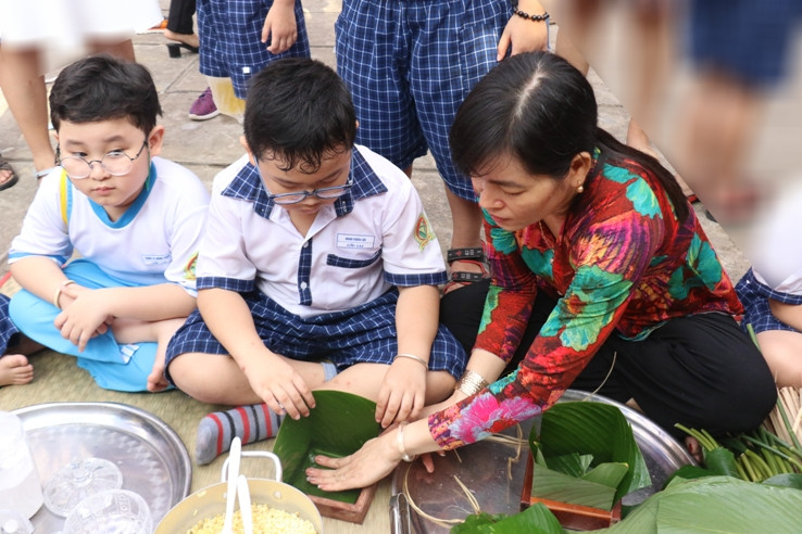 Cô trò cùng nhau gói bánh Tét.