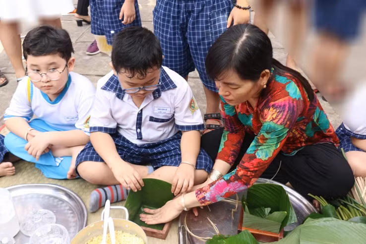 Cô trò cùng nhau gói bánh Tét.