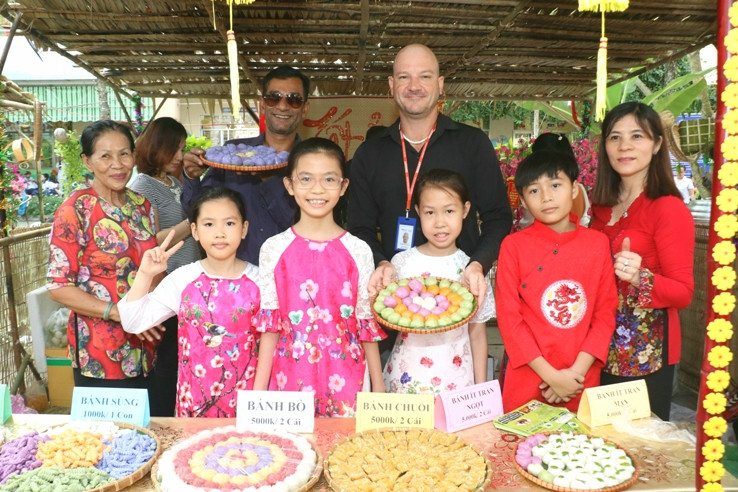 Các giáo viên tiếng Anh, học sinh thích thú với các loại bánh dân gian do nghệ nhân hướng dẫn và chính tay các em tự làm.
