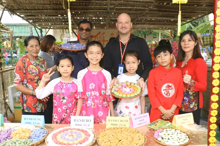 Các giáo viên tiếng Anh, học sinh thích thú với các loại bánh dân gian do nghệ nhân hướng dẫn và chính tay các em tự làm.