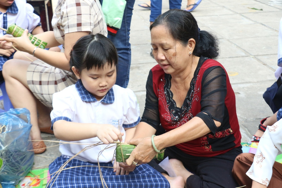 Các em rất hào hứng trải nghiệm không khí chuẩn bị ngày Tết.