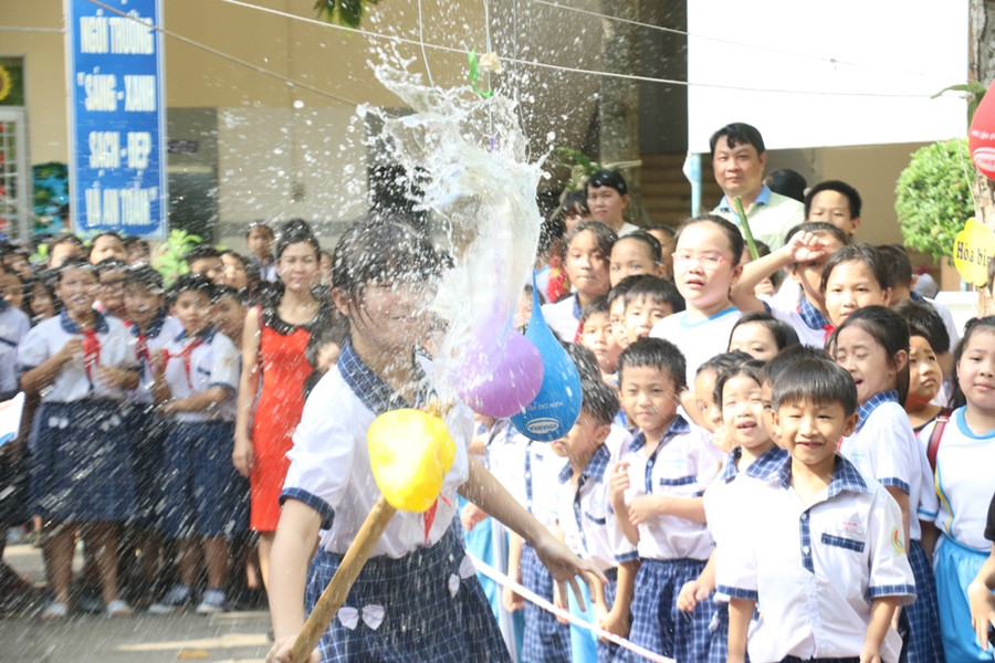 Các em học sinh tham gia trò chơi dân gian đâp bóng nước.