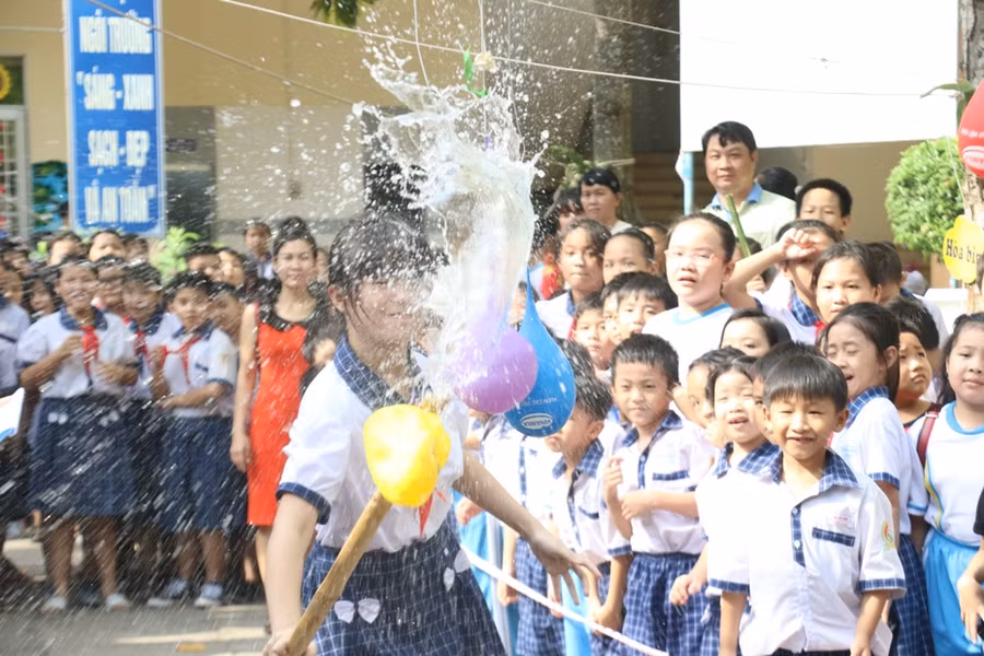 Các em học sinh tham gia trò chơi dân gian đâp bóng nước.