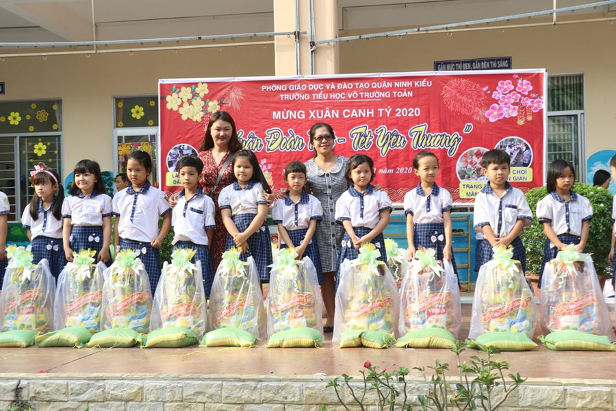 Tặng quà cho các em học sinh hoàn cảnh đặt biệt khó khăn vui Xuân đón Tết.