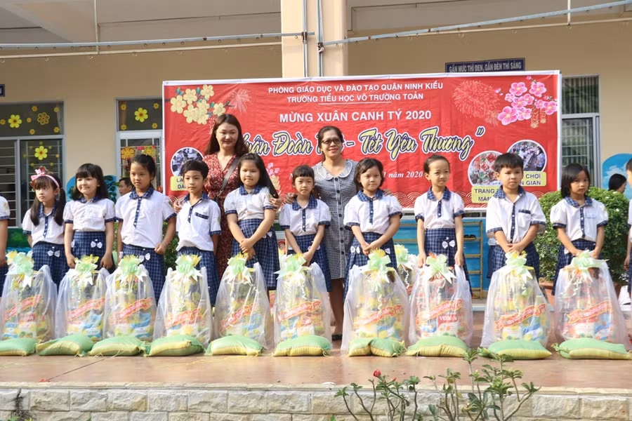 Tặng quà cho các em học sinh hoàn cảnh đặt biệt khó khăn vui Xuân đón Tết.