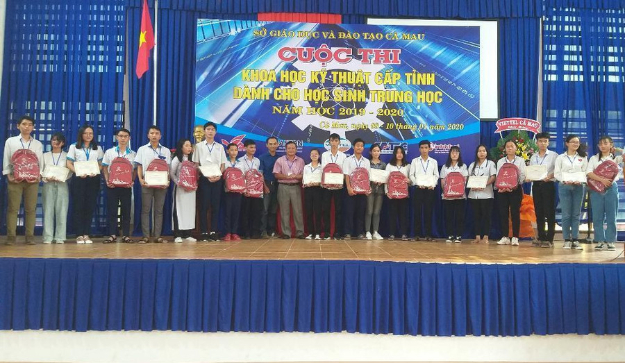 Thí sinh nhận giải và phần thưởng của Ban tổ chức và nhà tài trợ. Thí sinh nhận giải và phần thưởng của Ban tổ chức và nhà tài trợ.