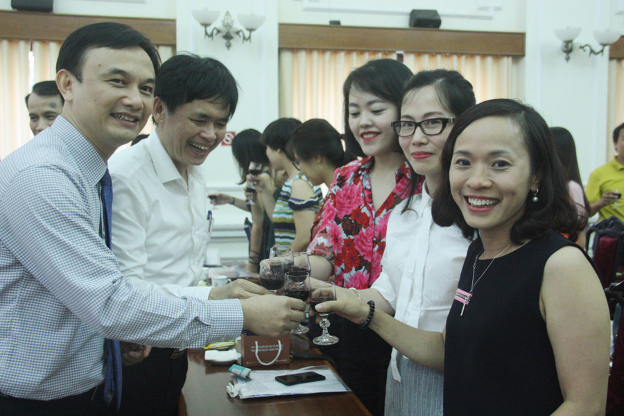 Chánh văn phòng Nguyễn Viết Lộc chúc mừng các phóng viên, biên tập viên theo dõi giáo dục nhân Ngày báo chí cách mạng Việt Nam.