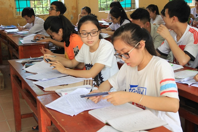 Học sinh Trường THPT Quảng Xương 1 tập trung ôn tập trước kỳ thi THPT quốc gia 2018. Ảnh: Hồ Lài