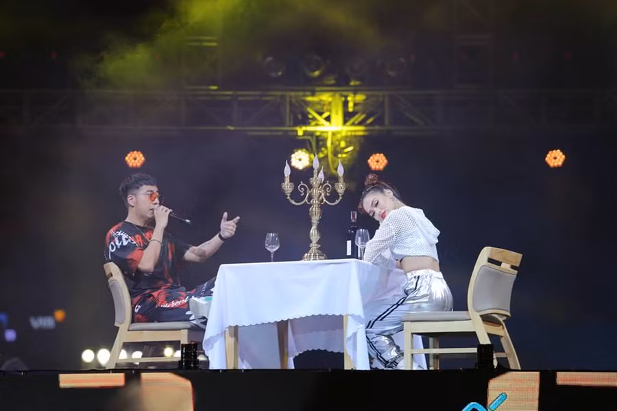 OnlyC mang cả bàn tiệc lên sân khấu