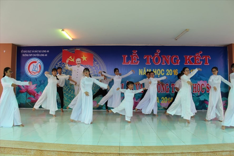 Cô bé “chim cánh cụt” múa chính trong một tiết mục văn nghệ của trường. Ảnh: báo Lao động Cô bé “chim cánh cụt” múa chính trong một tiết mục văn nghệ của trường. Ảnh: báo Lao động