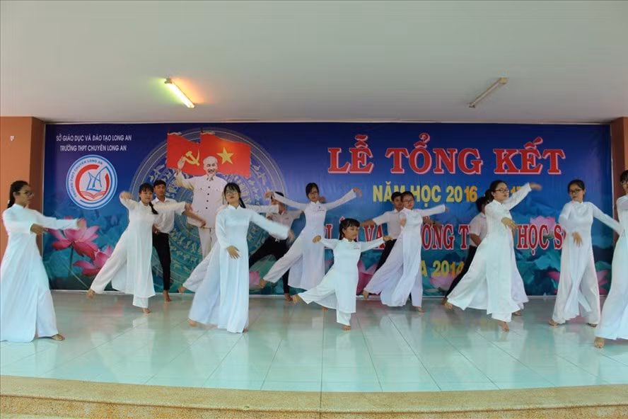 Cô bé “chim cánh cụt” múa chính trong một tiết mục văn nghệ của trường. Ảnh: báo Lao động