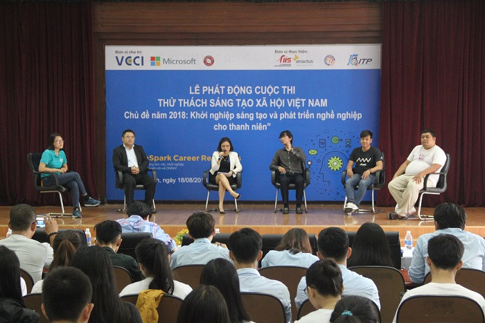 Các chuyên gia, CEO của các doanh nghiệp chia sẻ trong buổi tọa đàm tại Lễ phát động cuộc thi 