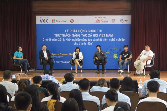 Các chuyên gia, CEO của các doanh nghiệp chia sẻ trong buổi tọa đàm tại Lễ phát động cuộc thi 