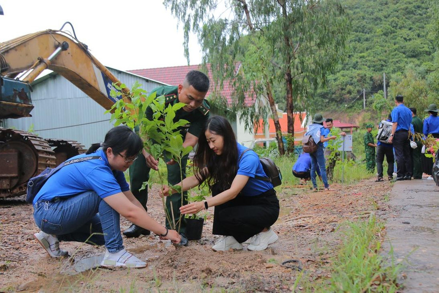 Đoàn viên, thanh niên Trường ĐH Kiên Giang và bộ đội biên phòng trồng cây xanh trên đảo Nam Du.