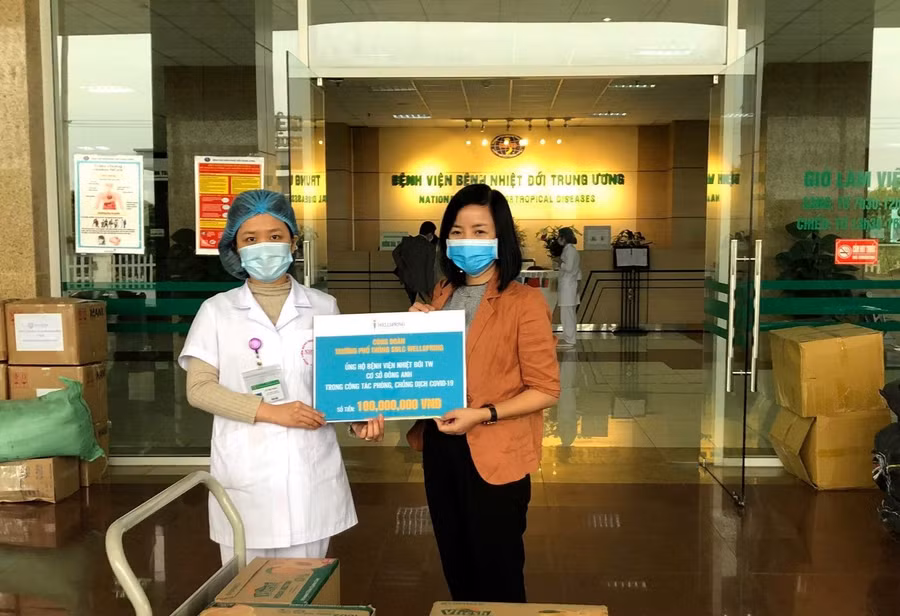 Tháng 3/2020, Trường Wellspring gửi tặng các y, bác sĩ và nhân viên Bệnh viện nhiệt đới Trung Ương - cơ sở Đông Anh 100 triệu đồng cùng 100 hộp nước quả.