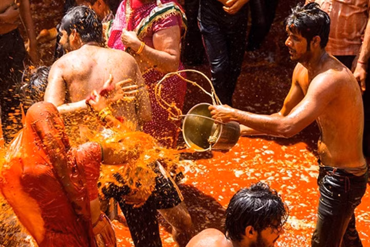 Lễ hội cho phép phụ nữ đánh đàn ông ở Ấn Độ