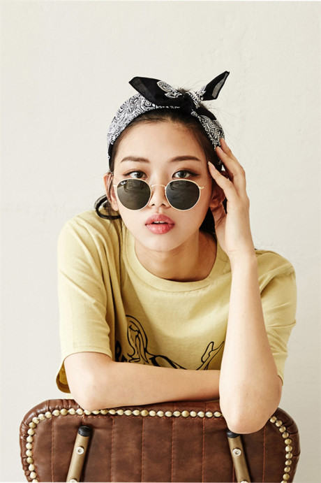 Khăn vuông - phụ kiện không thể thiếu cho mùa hè - Ảnh 2 Khan vuong - phu kien khong the thieu cho mua he - Anh 2