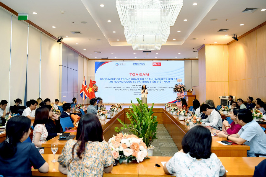 Trong khuôn khổ chương trình, Trường ĐH Kinh tế Quốc dân đã tổ chức Tọa đàm “Công nghệ số trong quản trị doanh nghiệp hiện đại: Xu hướng quốc tế và thực tiễn Việt Nam”.