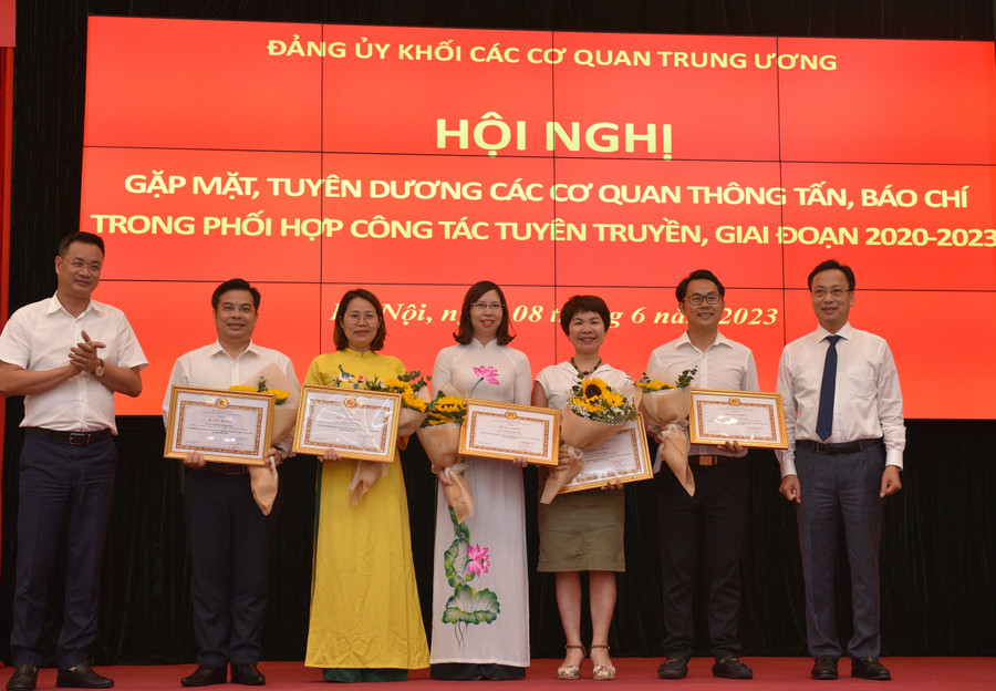 Trao tặng bằng khen cho các cá nhân có thành tích trong công tác tuyên truyền về Đảng bộ Khối các cơ quan Trung ương giai đoạn 2020-2023. Trao tặng bằng khen cho các cá nhân có thành tích trong công tác tuyên truyền về Đảng bộ Khối các cơ quan Trung ương giai đoạn 2020-2023.