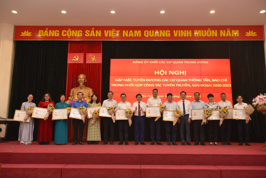 Tặng Kỷ niệm chương "Vì sự nghiệp xây dựng Đảng Khối cơ quan Trung ương" cho 19 cá nhân là lãnh đạo, phóng viên, biên tập viên các cơ quan thông tấn, báo chí. Tặng Kỷ niệm chương "Vì sự nghiệp xây dựng Đảng Khối cơ quan Trung ương" cho 19 cá nhân là lãnh đạo, phóng viên, biên tập viên các cơ quan thông tấn, báo chí.