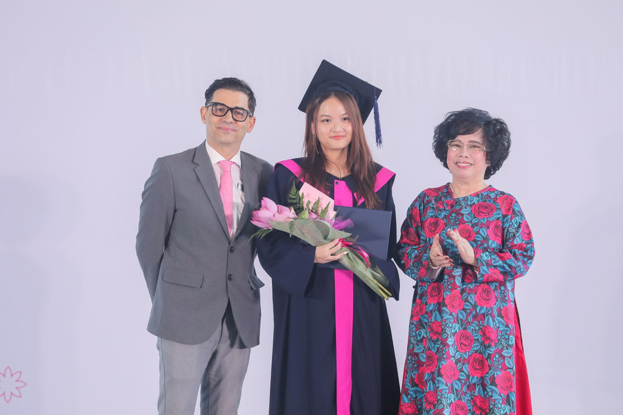 Nguyễn Khánh Chi, một trong những gương mặt học sinh TH School tiêu biểu nhận bằng tốt nghiệp và hoa chúc mừng từ bà Thái Hương và thầy Gautier Quelin - Hiệu phó Hệ thống trường TH School cơ sở Chùa Bộc. Nguyễn Khánh Chi, một trong những gương mặt học sinh TH School tiêu biểu nhận bằng tốt nghiệp và hoa chúc mừng từ bà Thái Hương và thầy Gautier Quelin - Hiệu phó Hệ thống trường TH School cơ sở Chùa Bộc.