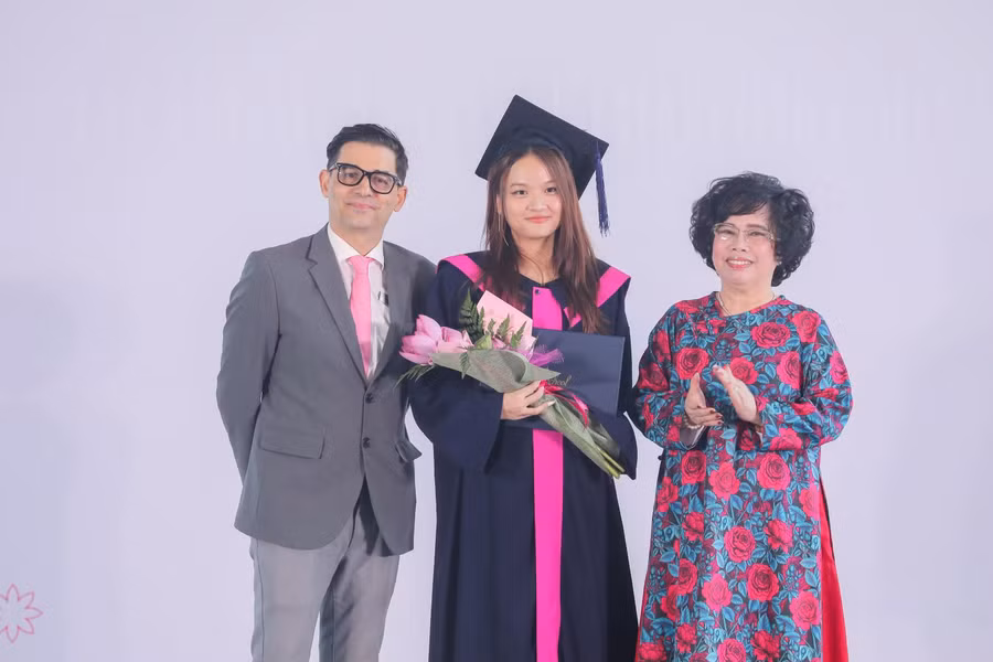 Nguyễn Khánh Chi, một trong những gương mặt học sinh TH School tiêu biểu nhận bằng tốt nghiệp và hoa chúc mừng từ bà Thái Hương và thầy Gautier Quelin - Hiệu phó Hệ thống trường TH School cơ sở Chùa Bộc.