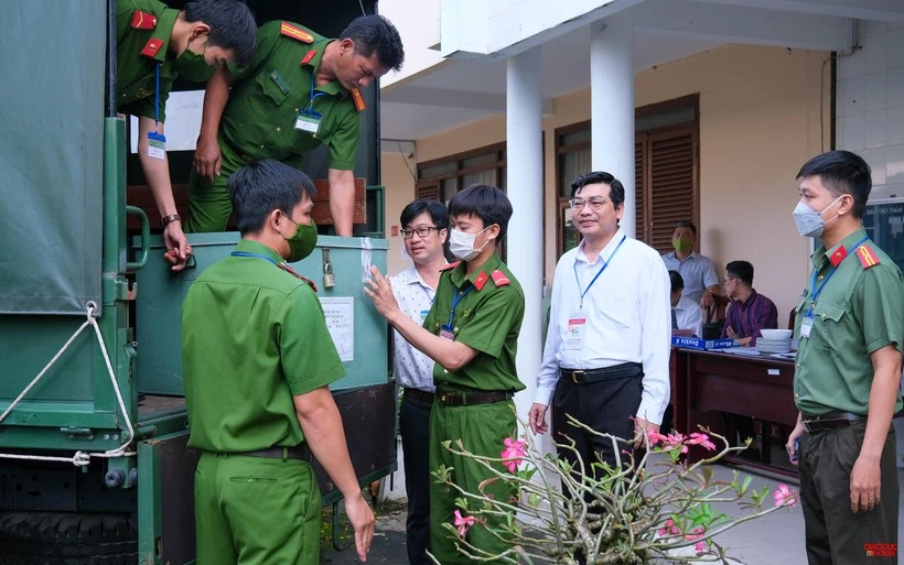 Lực lượng công an tham gia giám sát quá trình vận chuyển đề thi, bài thi tốt nghiệp THPT. Ảnh: Trường Tiến.