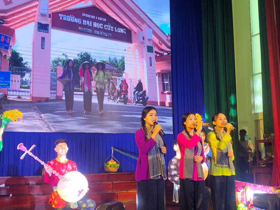 Lưu học sinh trình bày tiết mục tại cuộc thi. Lưu học sinh trình bày tiết mục tại cuộc thi.