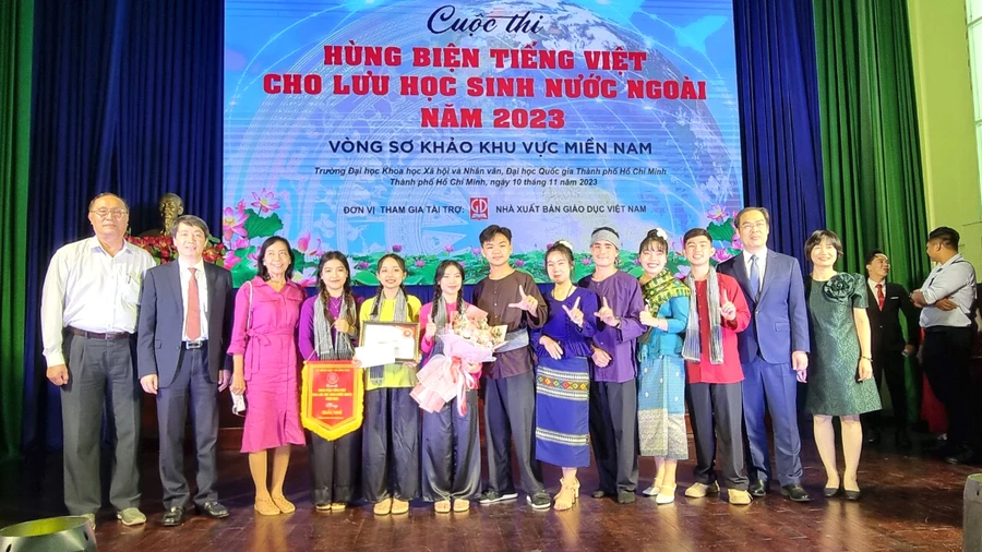 Lưu học sinh tham gia cuộc thi.