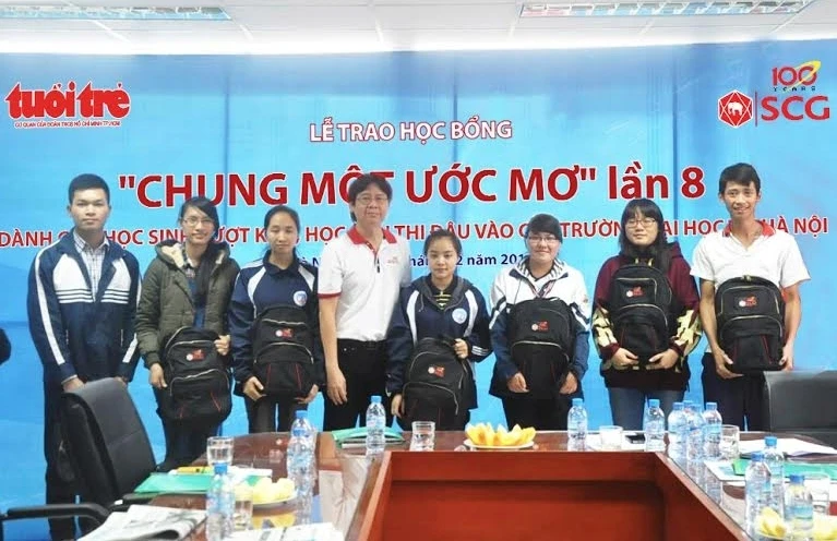 Các tân sinh viên được nhận học bổng 