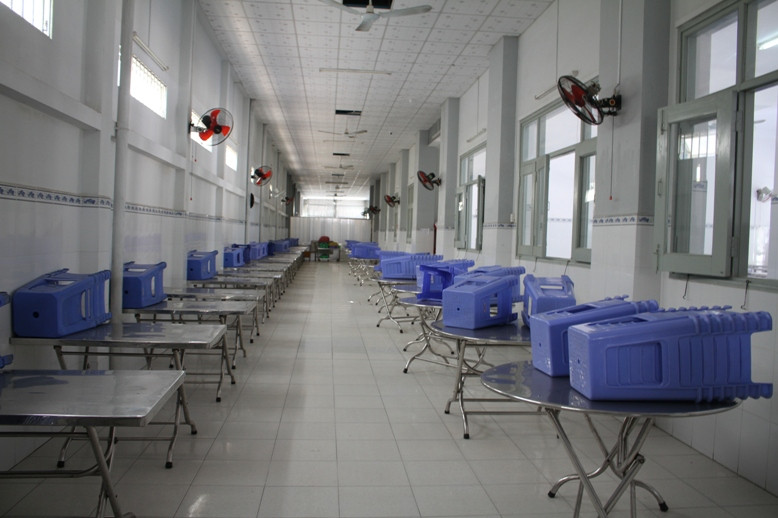 Nhà ăn của HS Trường TH Thủ Khoa Huân, TP Mỹ Tho (Tiền Giang) được vệ sinh, khử trùng sạch sẽ.