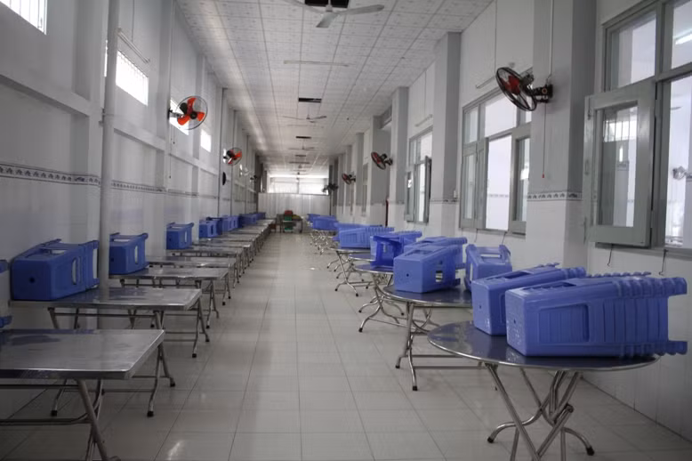 Nhà ăn của HS Trường TH Thủ Khoa Huân, TP Mỹ Tho (Tiền Giang) được vệ sinh, khử trùng sạch sẽ.