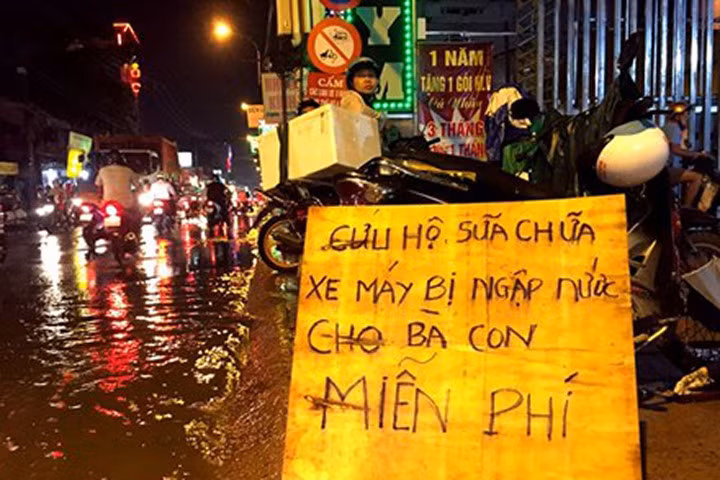 Ba thanh niên dầm mưa 5 tiếng sửa xe máy miễn phí